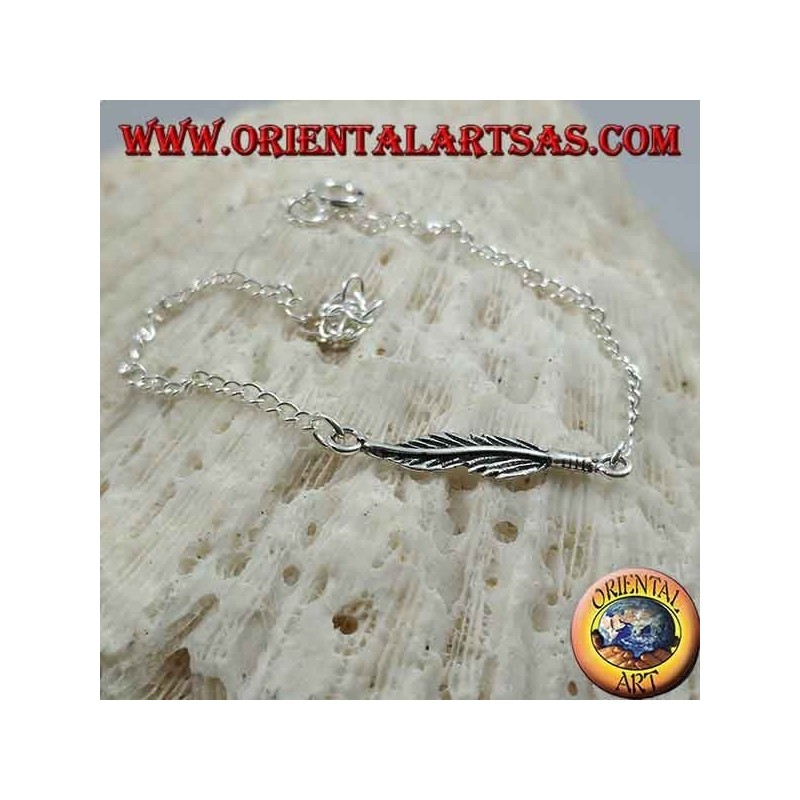 Pulsera de plata suave con cadena con pluma en el centro.