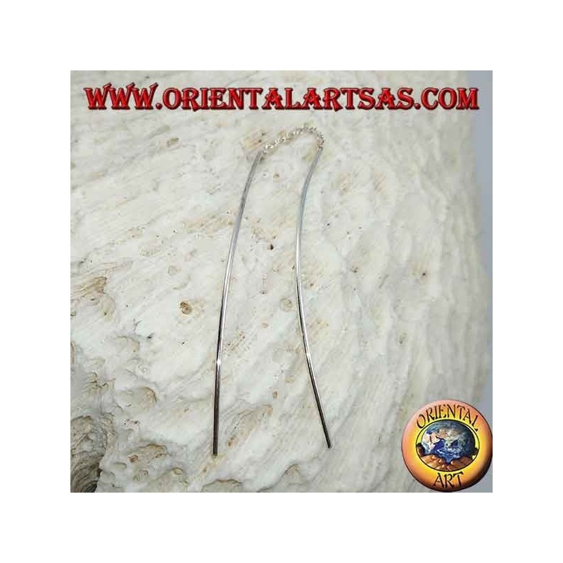 Silberne Kettenohrringe mit gebogener, gewölbter Stange, die von beiden Seiten hängt