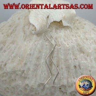 Pendientes de cadena de plata con colgante de doble ola en ambos lados.