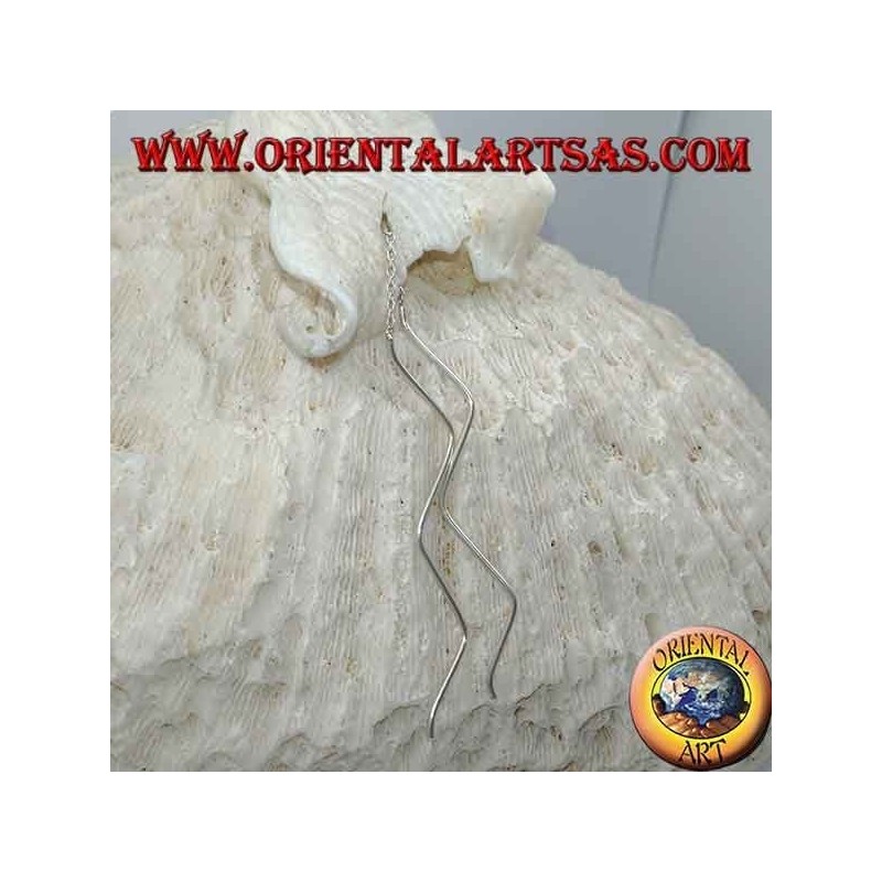 Pendientes de cadena de plata con colgante de doble ola en ambos lados.