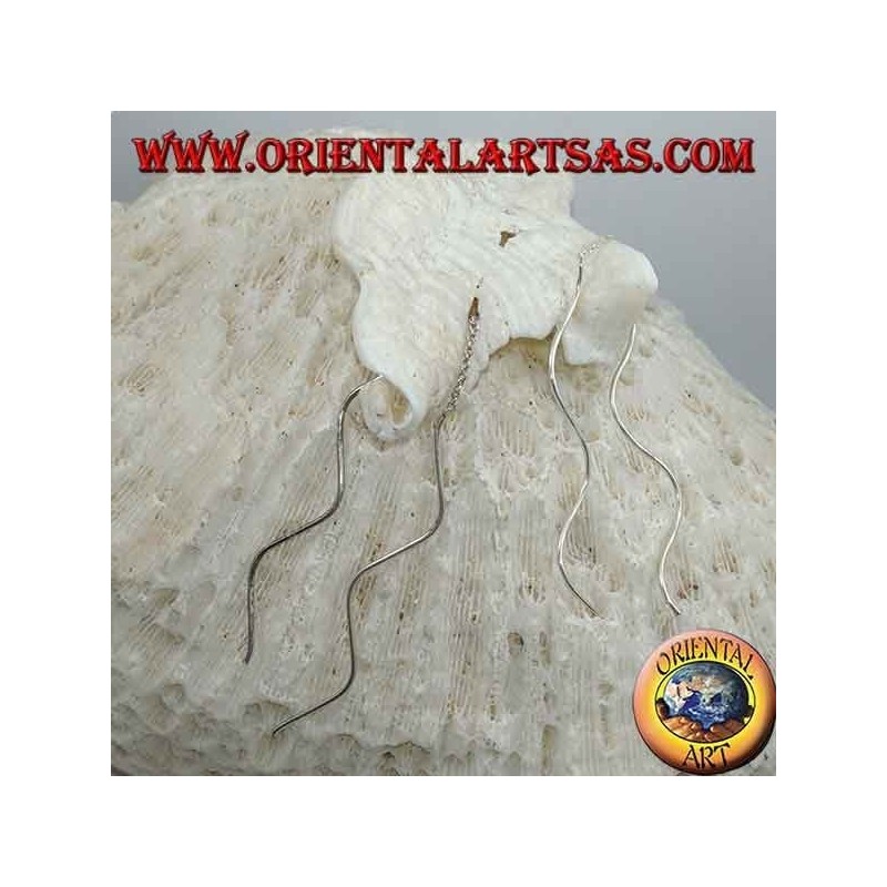 Pendientes de cadena de plata con colgante de doble ola en ambos lados.