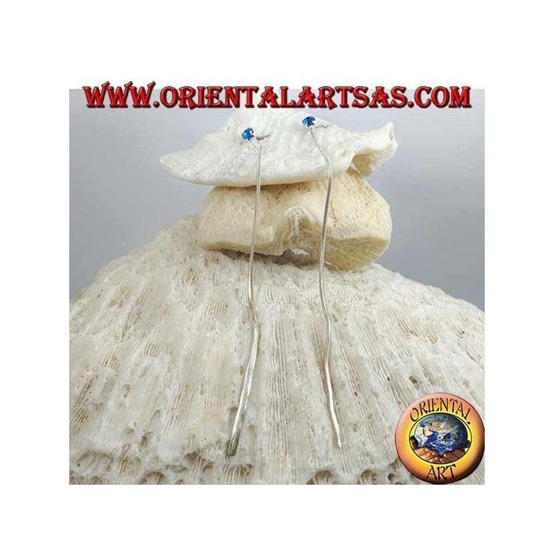 Pendientes de mariposa de plata con circonita azul en un lóbulo y cadena de serpiente de 9 cm.