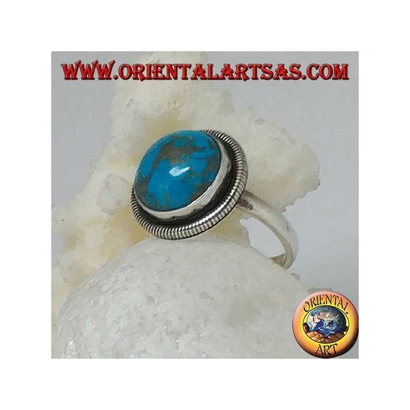 Anello in argento con turchese tondo a cabochon contornato da una fila di dischetti (16)