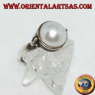 Anello in argento con perla tonda contornata da decoro di treccia e palline sui lati