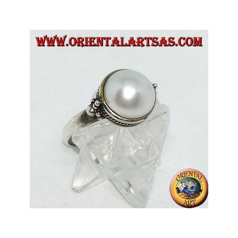 Anello in argento con perla tonda contornata da decoro di treccia e palline sui lati