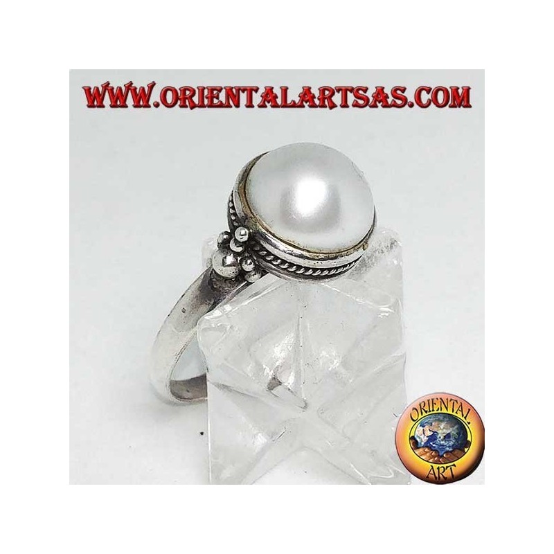 Bague en argent avec perle ronde entourée d'une décoration tressée et de boules sur les côtés