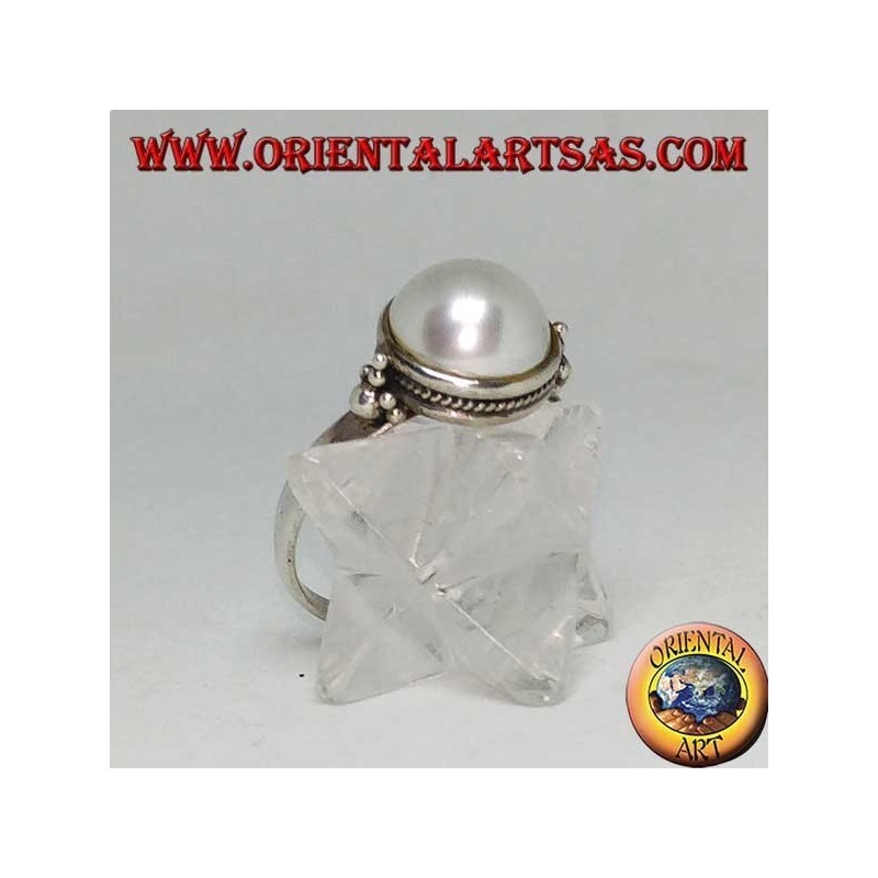 Bague en argent avec perle ronde entourée d'une décoration tressée et de boules sur les côtés