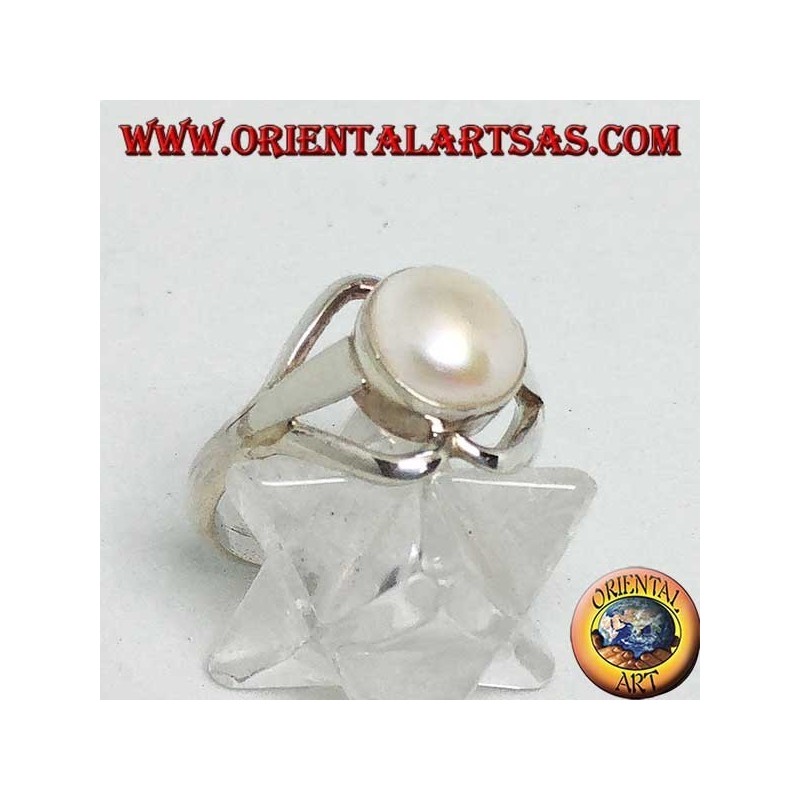 Anello in argento con perla tonda tra due cuori opposti