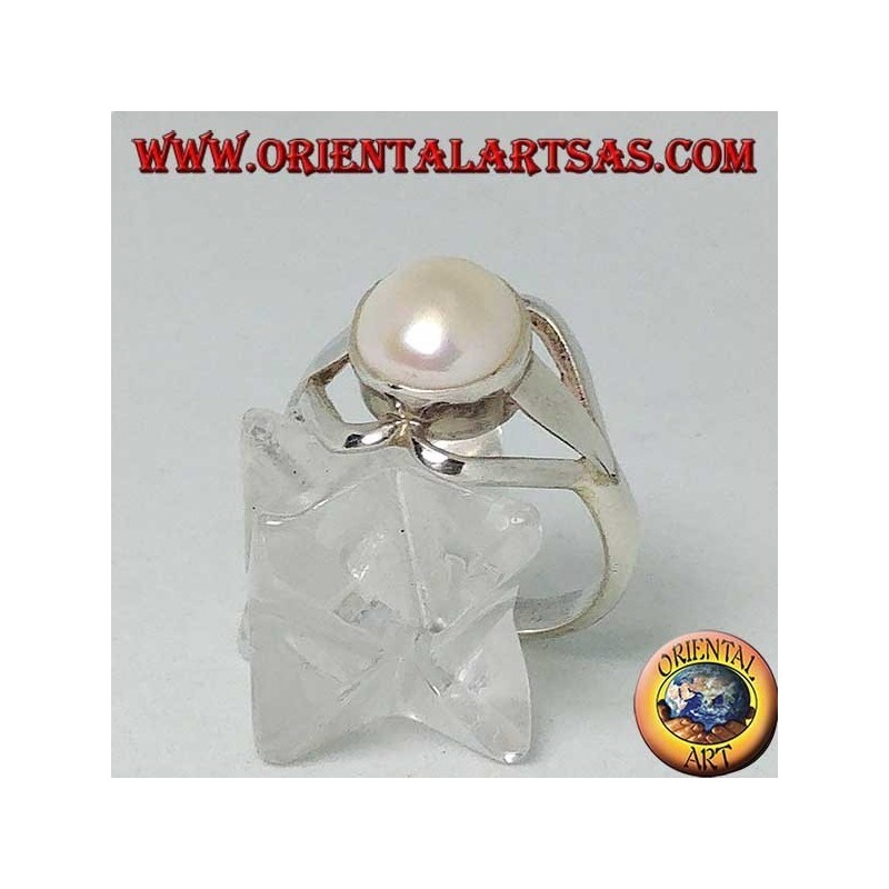 Silver ring with round pearl between two opposite hearts
