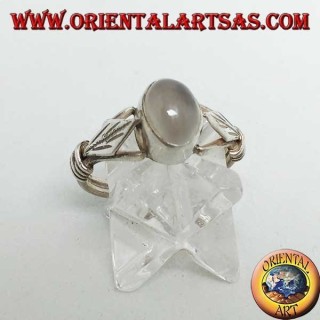 Anello in argento con pietra di luna ovale e foglia romboidale con dischetti sui lati