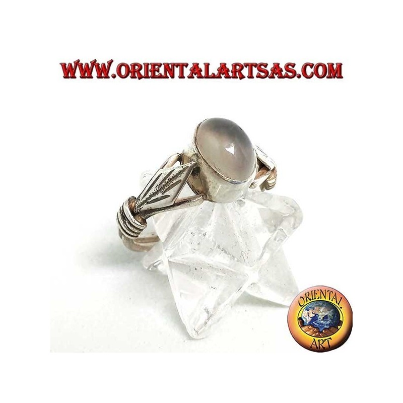 Silberring mit ovalem Mondstein und rhomboidem Blatt mit Scheiben an den Seiten