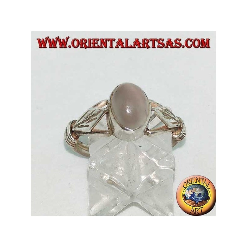 Anello in argento con pietra di luna ovale e foglia romboidale con dischetti sui lati