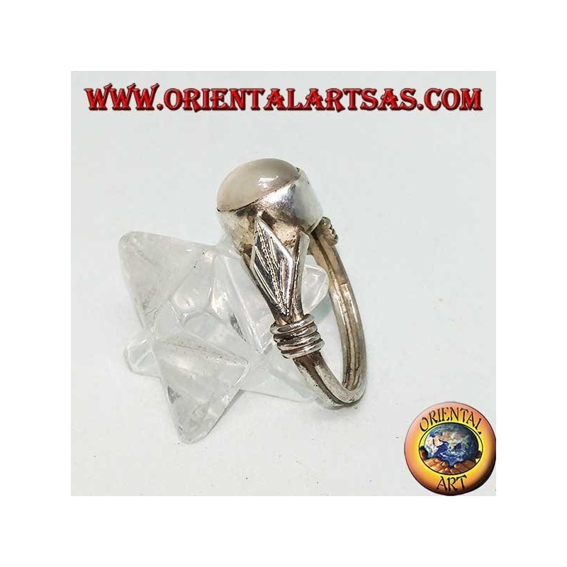 Bague en argent avec pierre de lune ovale et feuille rhomboïde avec disques sur les côtés