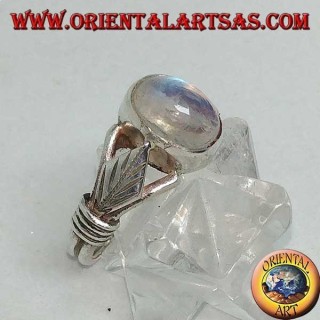 Anello in argento con pietra di luna arcobaleno ovale e foglia romboidale con dischetti sui lati
