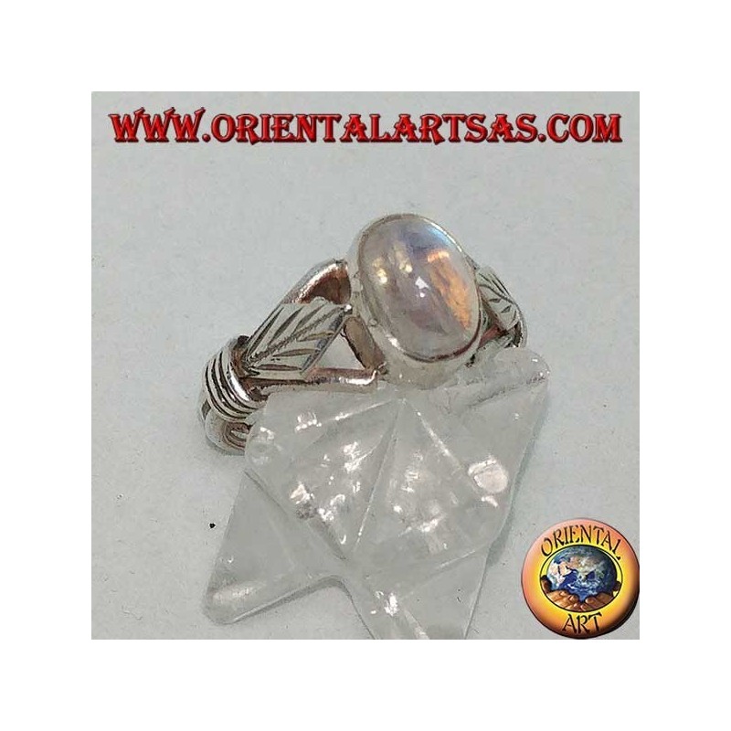 Anillo de plata con piedra de luna ovalada del arco iris y hoja romboidal con discos a los lados