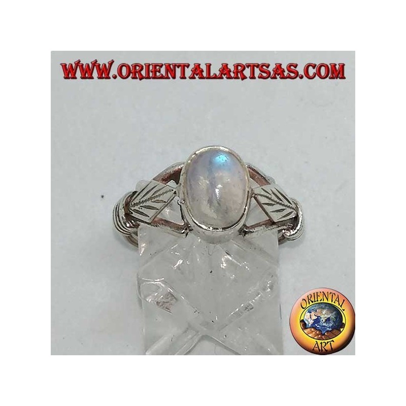 Bague en argent avec pierre de lune arc-en-ciel ovale et feuille rhomboïde avec disques sur les côtés