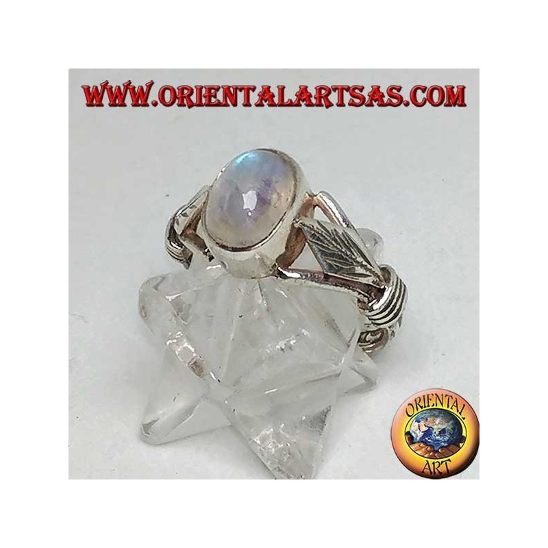 Anello in argento con pietra di luna arcobaleno ovale e foglia romboidale con dischetti sui lati