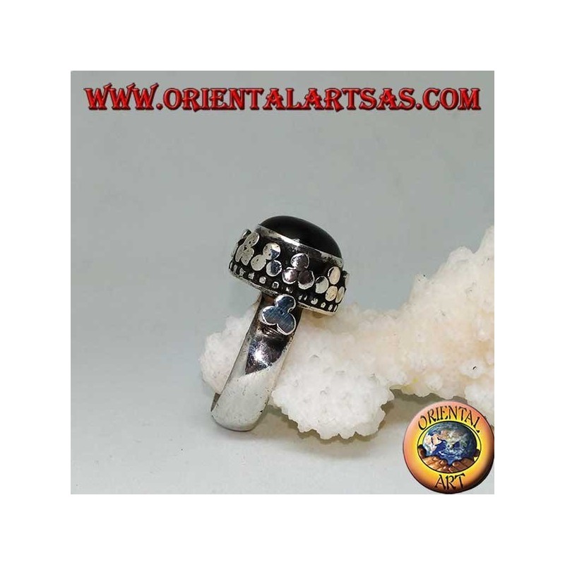 Anillo de plata con estrella negra en relieve rodeada de tréboles de disco