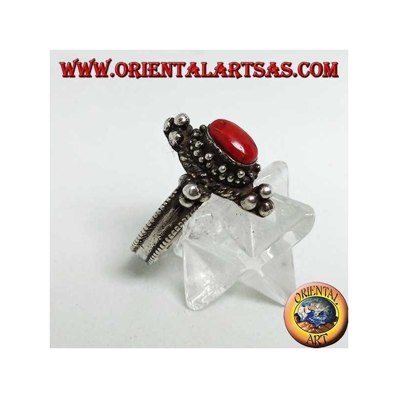 Anello in argento con corallo ovale naturale su montatura tibetana con palline sui punti cardinali