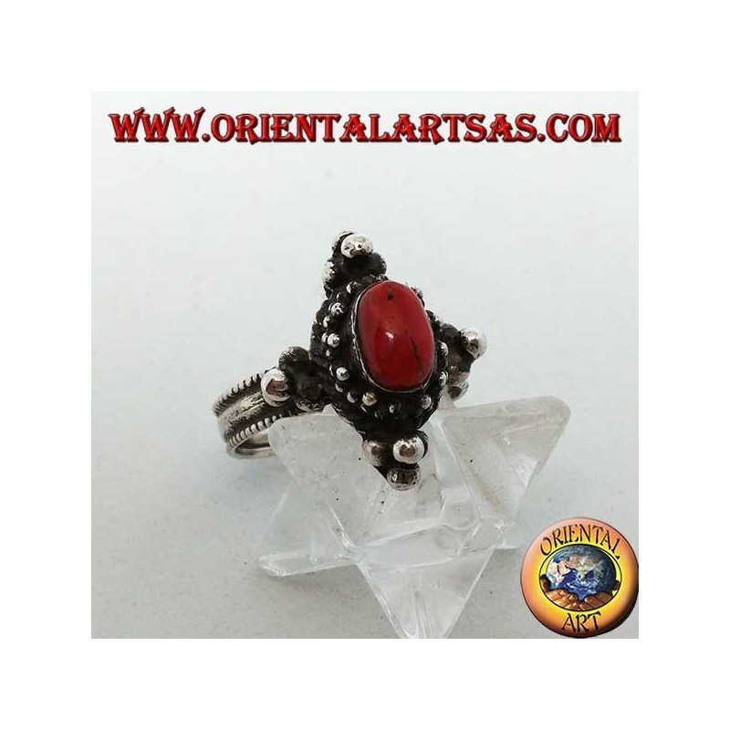 Bague en argent avec corail ovale naturel sur monture tibétaine avec boules aux points cardinaux