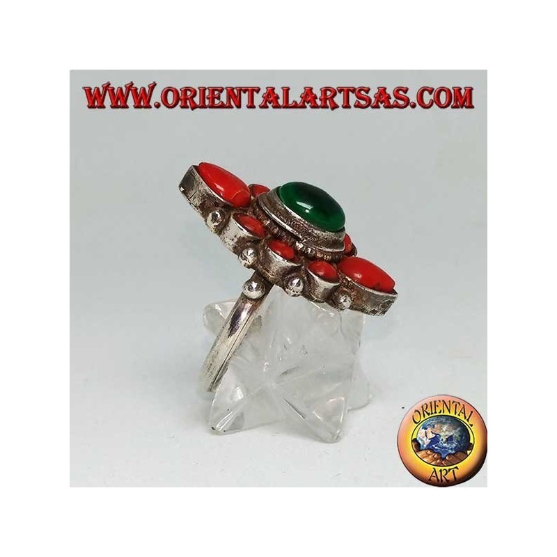 Anillo de plata con malaquita ovalada rodeada de coral natural de origen tibetano