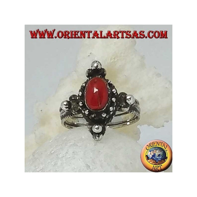 Bague en argent avec corail ovale naturel sur monture tibétaine avec boules aux points cardinaux