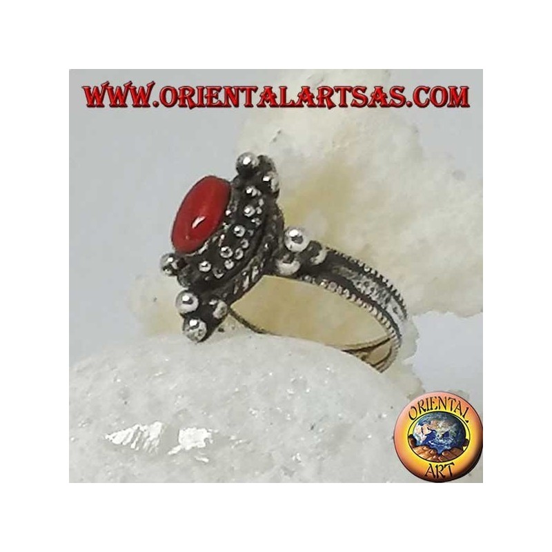 Anello in argento con corallo ovale naturale su montatura tibetana con palline sui punti cardinali