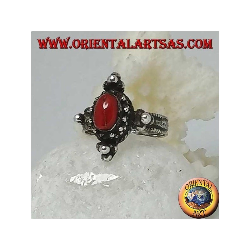 Anello in argento con corallo ovale naturale su montatura tibetana con palline sui punti cardinali
