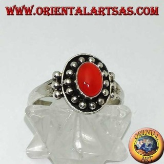 Anillo de plata cornalina cabujón oval en una corona de bola de alto relieve