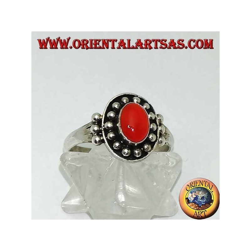 Bague en cornaline en argent avec cabochon ovale sur une couronne de boule en haut-relief