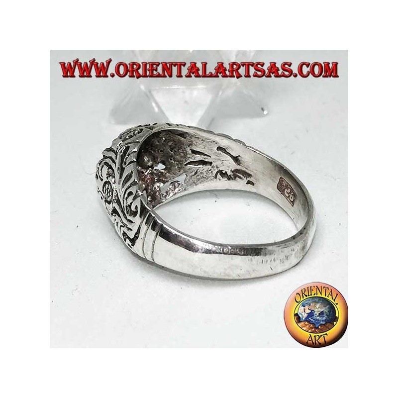 Anillo de plata con granate natural redondo en un marco con decoración floral calada