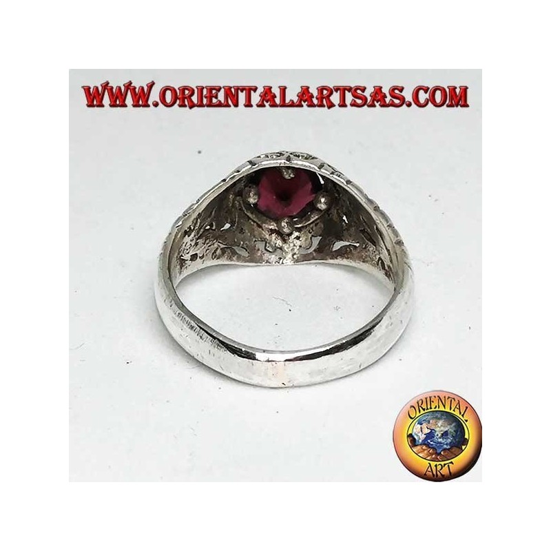 Bague en argent avec grenat naturel rond sur un cadre à décor floral ajouré