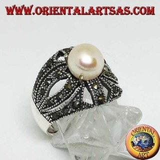 Anello in argento con perla naturale incastonata su montatura traforata a croce tempestata di marcassite