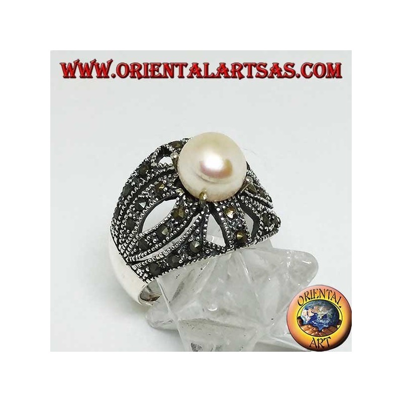 Anello in argento con perla naturale incastonata su montatura traforata a croce tempestata di marcassite