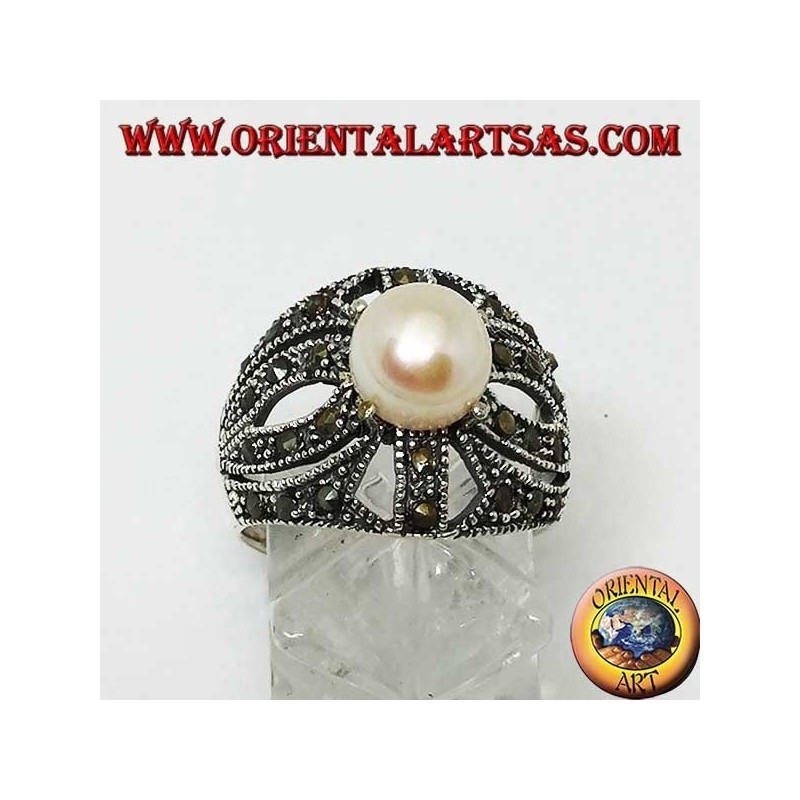 Anillo de plata con perla natural engastado en un marco cruzado calado tachonado con marcasita