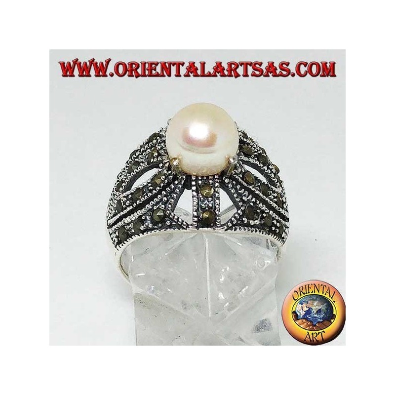 Anello in argento con perla naturale incastonata su montatura traforata a croce tempestata di marcassite