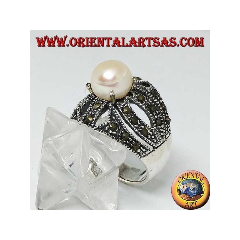 Bague en argent avec perle naturelle sertie sur une monture croisée ajourée parsemée de marcassite