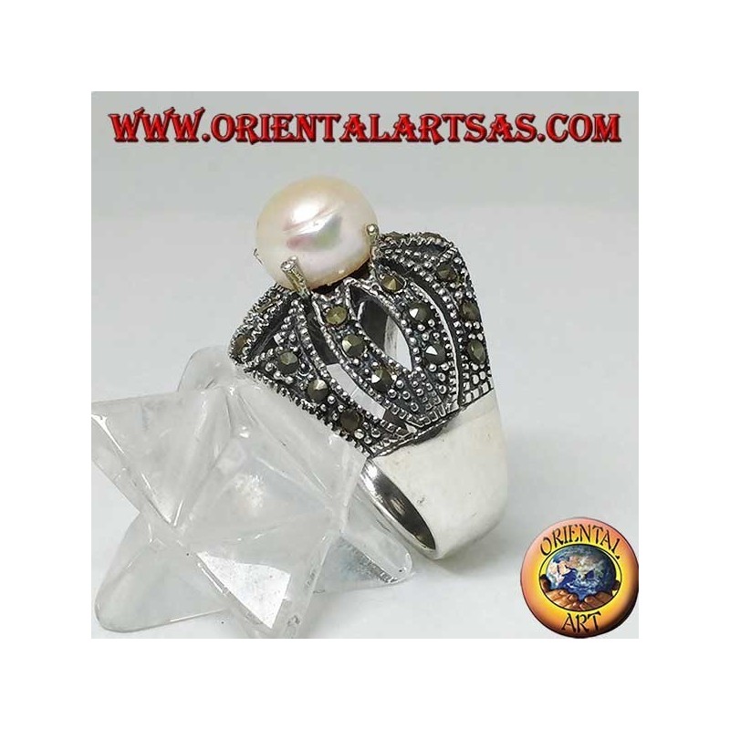 Anillo de plata con perla natural engastado en un marco cruzado calado tachonado con marcasita