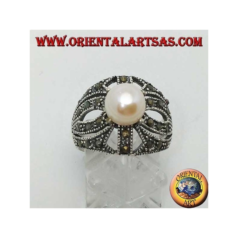 Anillo de plata con perla natural engastado en un marco cruzado calado tachonado con marcasita