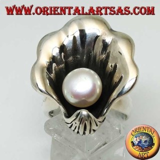 Bague en argent avec perle naturelle dans le manteau d'huître