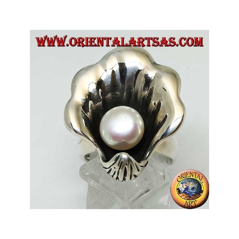 Bague en argent avec perle naturelle dans le manteau d'huître