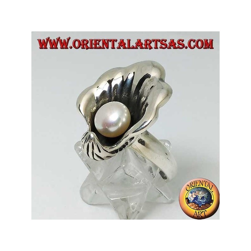 Bague en argent avec perle naturelle dans le manteau d'huître