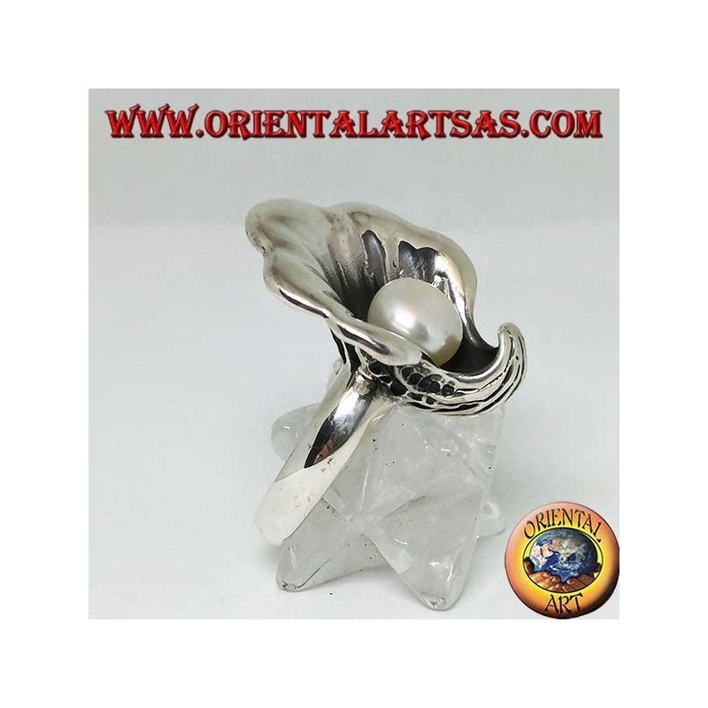 Anello in argento con perla naturale nel mantello dell'ostrica