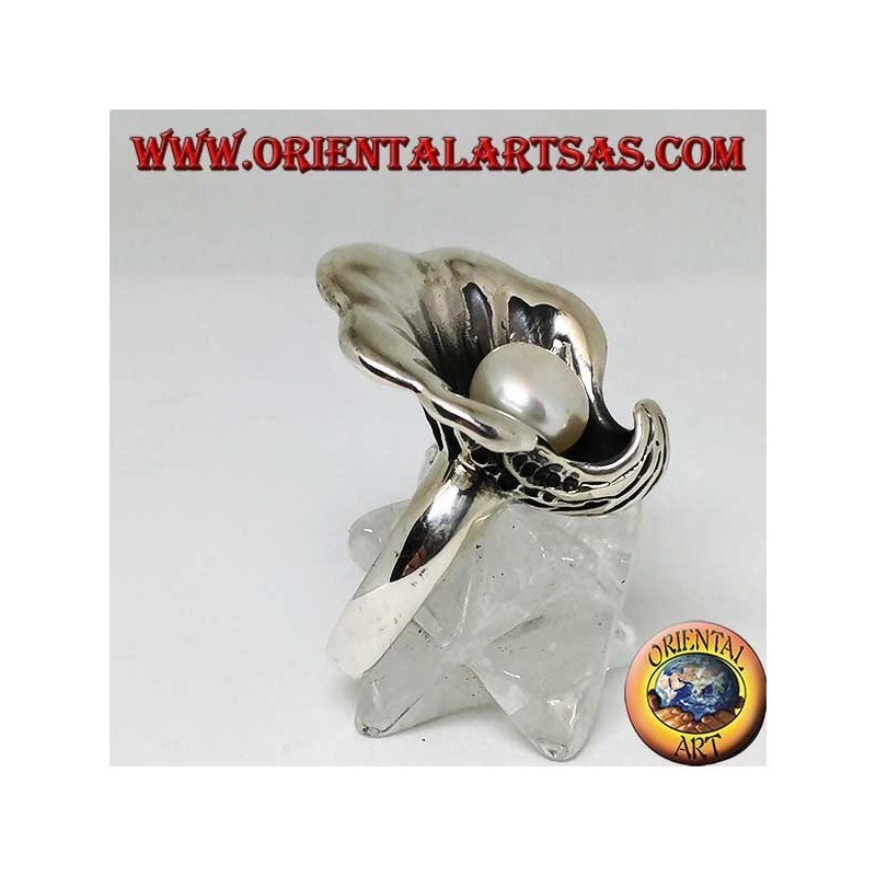 Bague en argent avec perle naturelle dans le manteau d'huître