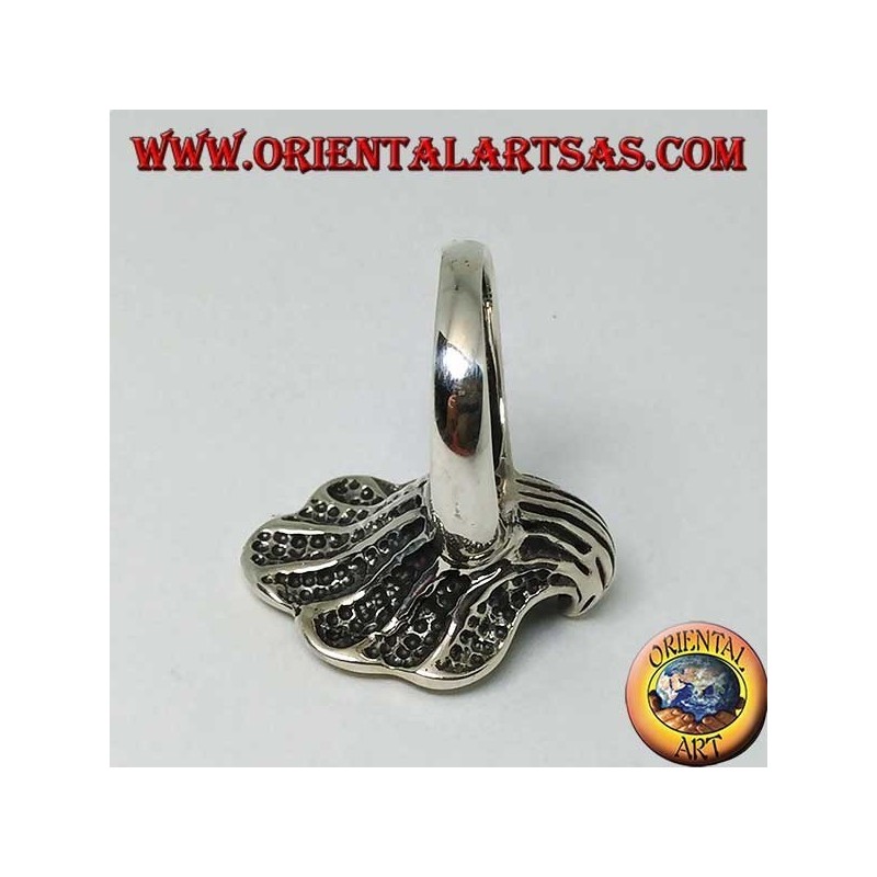 Anello in argento con perla naturale nel mantello dell'ostrica