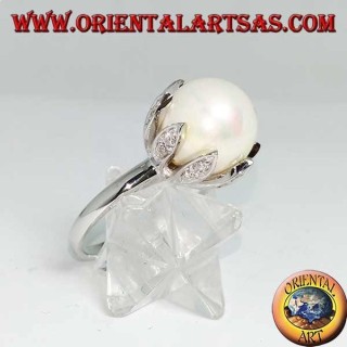 Anello in argento con perla naturale gigante incastonata nei petali di un fiore