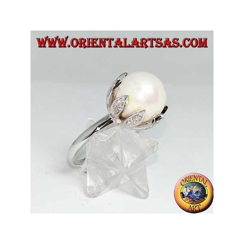 Anello in argento con perla naturale gigante incastonata nei petali di un fiore