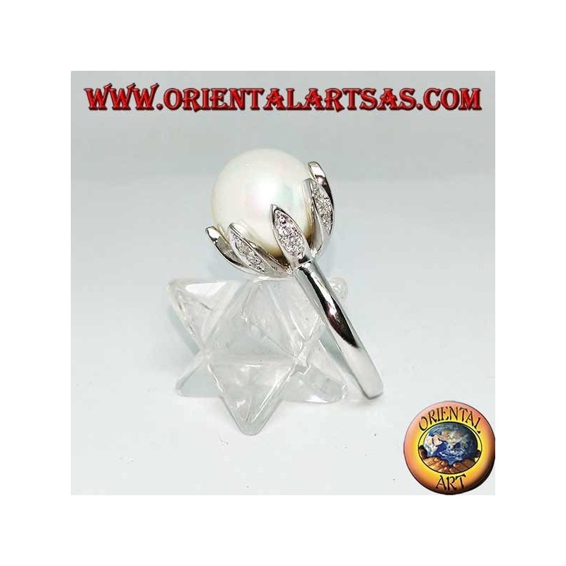 Bague en argent avec une perle naturelle géante sertie dans les pétales d'une fleur