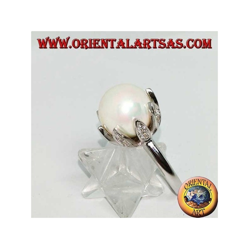 Anillo de plata con perla natural gigante engastada en los pétalos de una flor.