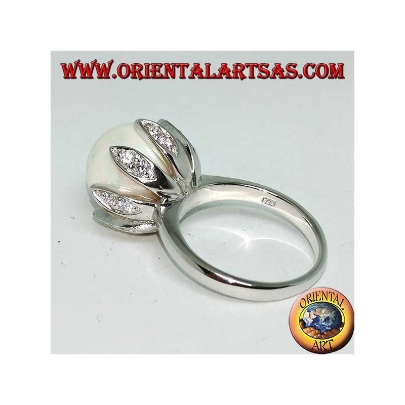 Anillo de plata con perla natural gigante engastada en los pétalos de una flor.
